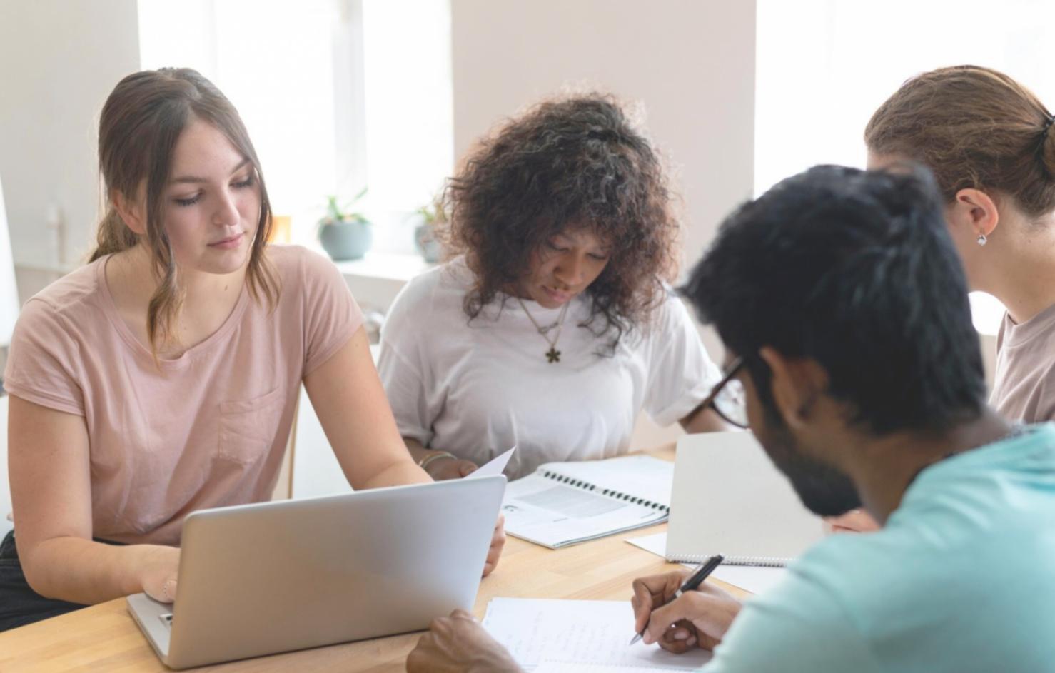 Cadru de formare prezentând strategii financiare pe whiteboard în fața participanților