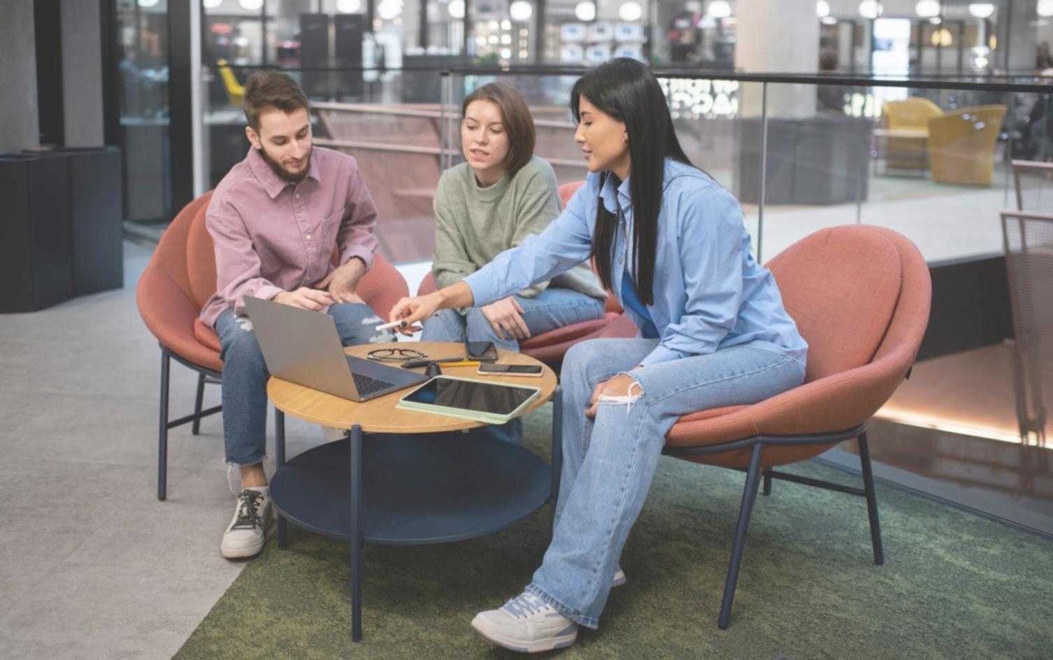 Consultant analizând documente financiare și oferind suport personalizat pentru evidență contabilă